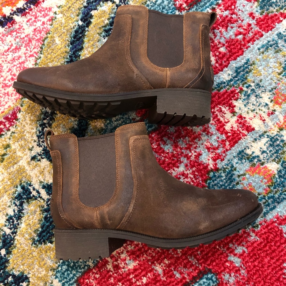 Size 9 1/2 women’s leather UGG boots